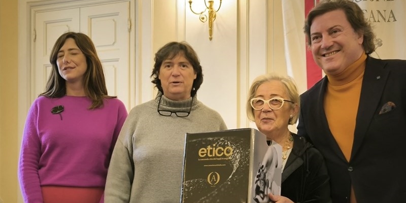 La consegna simbolica dei quintali di tappi