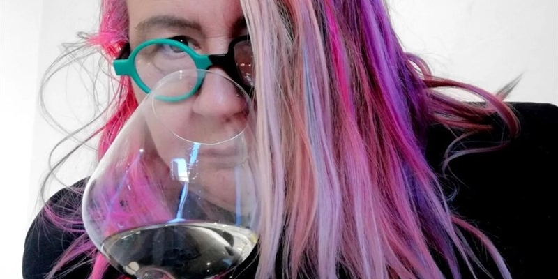 Il nostro direttore durante una degustazione