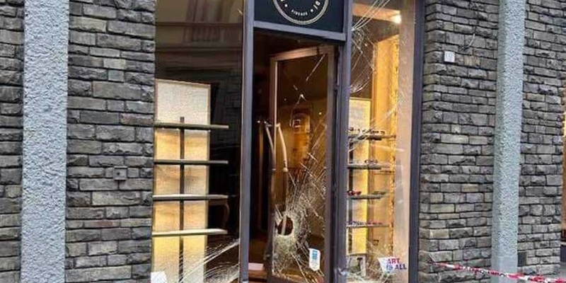 La spaccata in via Marconi