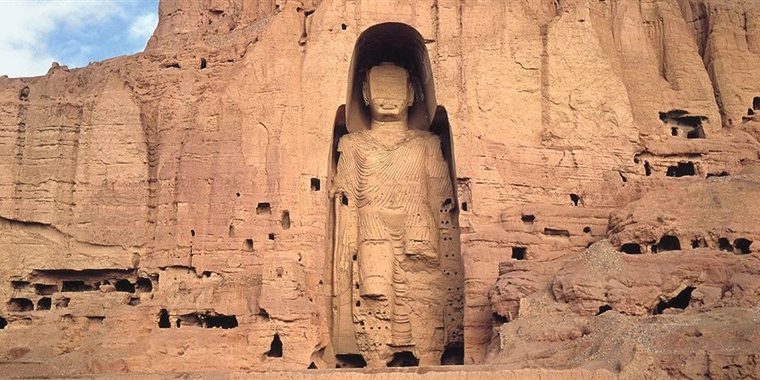 2001 - Distrutti i Buddha (23 anni fa). In esecuzione dell'ordine emanato dal regime talebano lo scorso 27 febbraio a Bamyan in Afhganistan vengono distrutte le due statue raffiguranti Buddha.