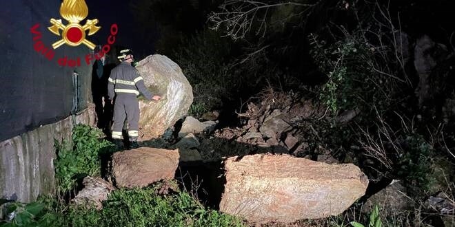 Immagini della frana con il distacco di un grosso masso