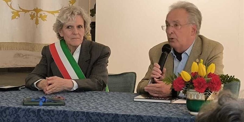 Emanuele Pellucci durante l'inaugurazione con la sindaca Anna Ravoni