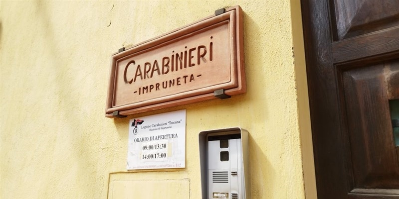 Carabinieri contro i vandali