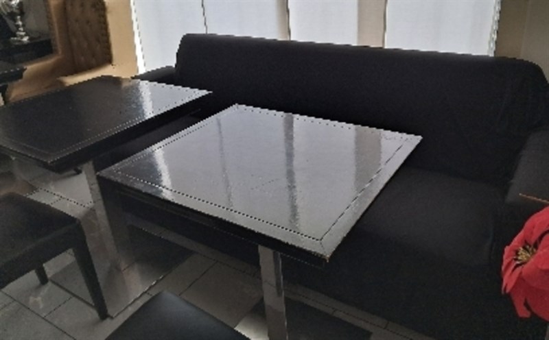 Il divano dove si è ""accomodato"" a riposare l'autore della spaccata