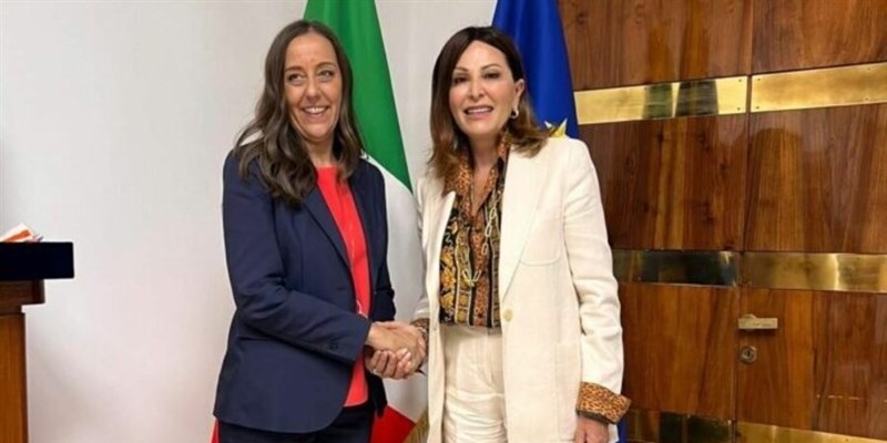 Sara Funaro con la Ministra Santachè