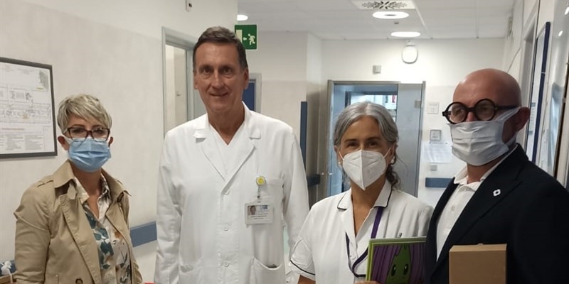 Il dott. Bernardini con i titolari della Rego e i giochi