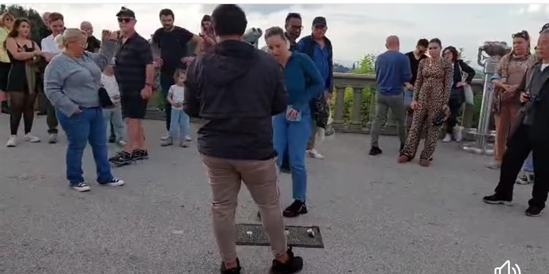 Il gioco delle tre carte furoreggia al piazzale