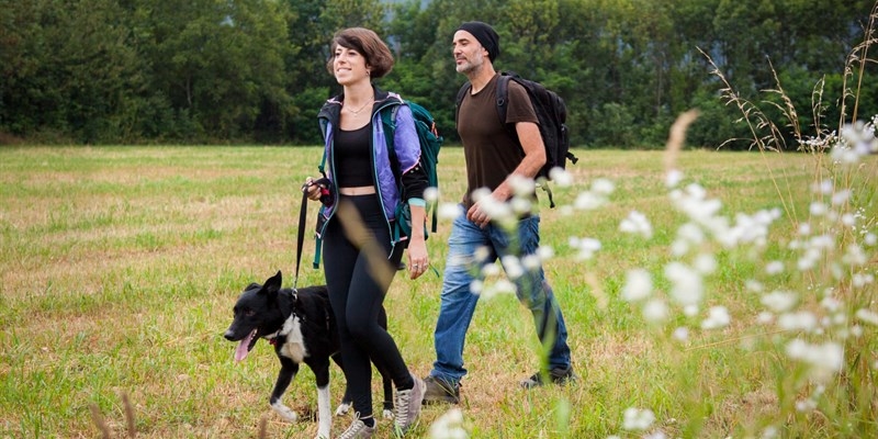 Pietro, Ilaria e Jumpi nella loro camminata lungo l'Italia
