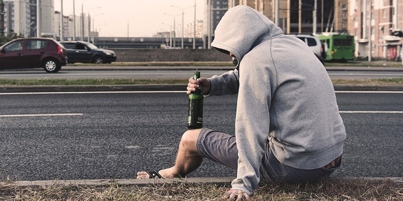 Ubriaco entra in chiesa