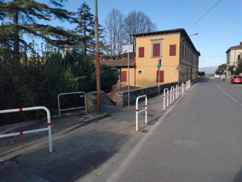 Un momento dei lavori parapedonali