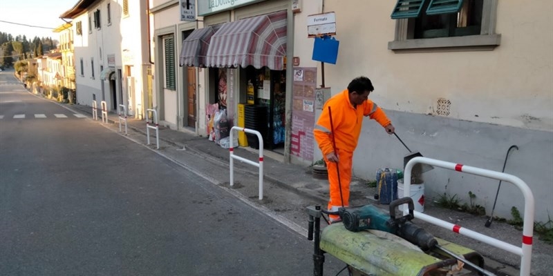 Un momento dei lavori parapedonali