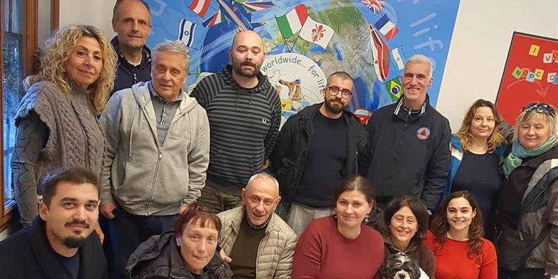 Il presidente Massimo Pieraccini con l'assessore Sparavigna e alcuni volontari nella sede.