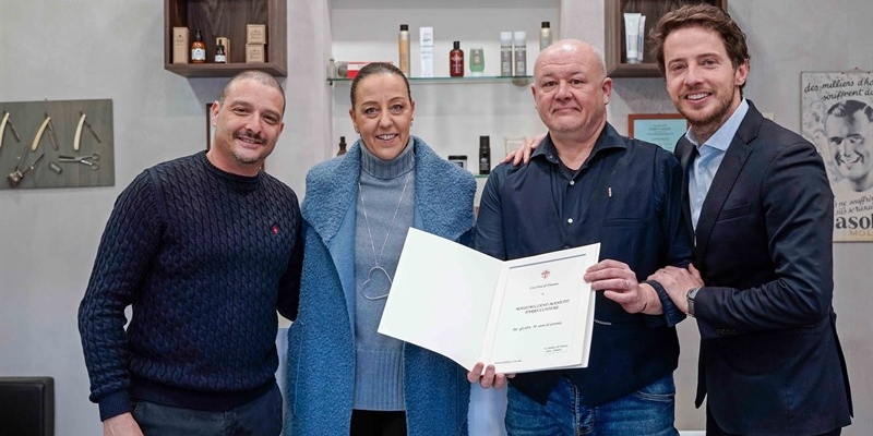 Manetti riceve il riconoscimento da Sindaca, Presidente del Quartiere e Assessore