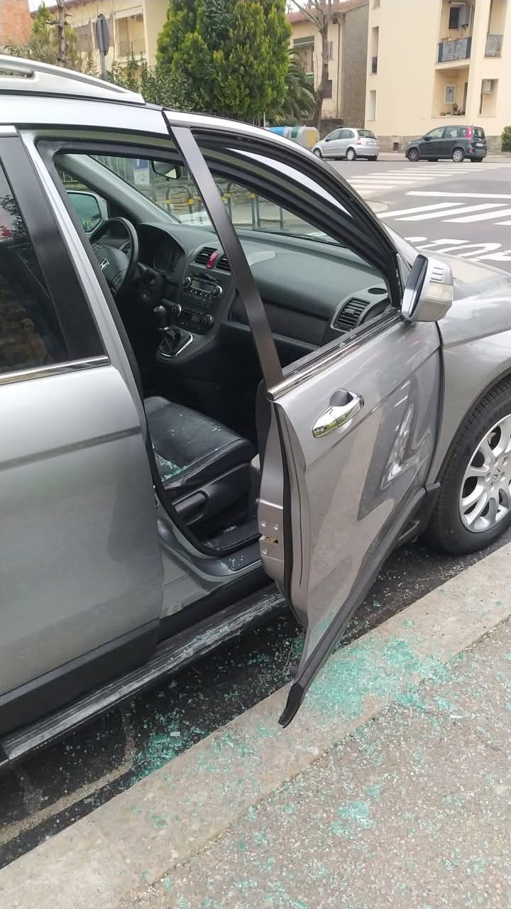 Spaccate alle auto all'Isolotto