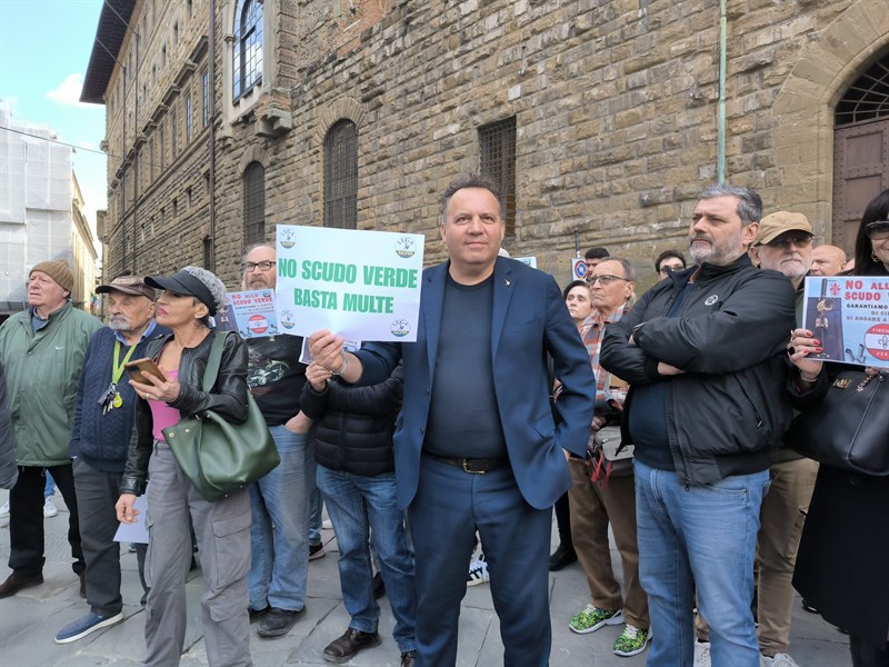 Anche il consigliere Mossuto si è unito alla protesta