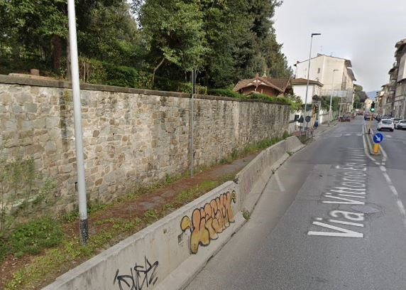 Il muro della scuola San Francesco