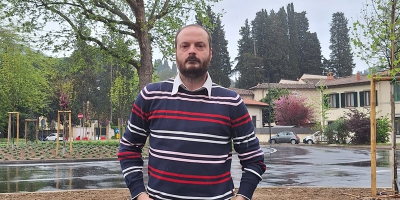 Draghi davanti alla rotonda che chiede di intitolare a Gentile