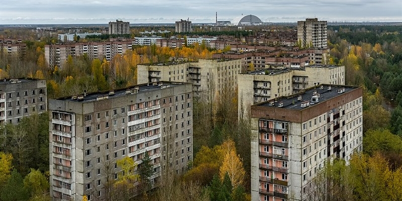 1986 - Disastro nucleare a Chernobyl . Veduta di Pryp""jat' con il nuovo sarcofago della centrale nucleare di Černobyl' sullo sfondo (2019).