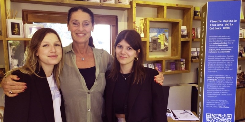Nella foto le due stagiste dell’Università di Firenze Bianca Masetti e Giulia Baldi che lavorano all’infopoint insieme al sindaco di Fiesole Cristina Scaletti.