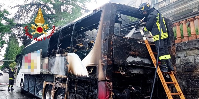 Bus incendiato