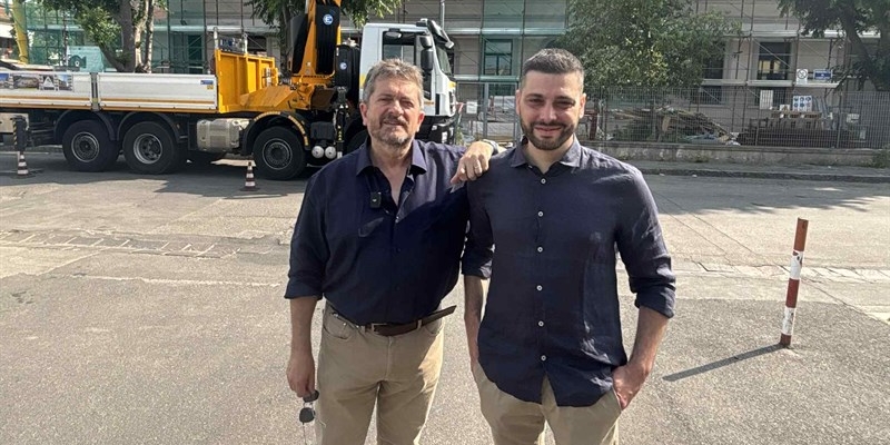 Ass. Andrea Di Natale con il sindaco Fossi davanti alla scuola Ciampi