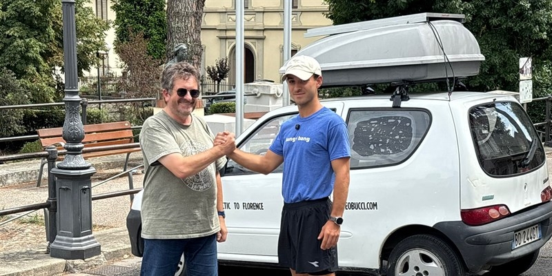 Il Sindaco Fossi con Matteo Bucci alle spalle la Fiat attrezzata per questa occasione