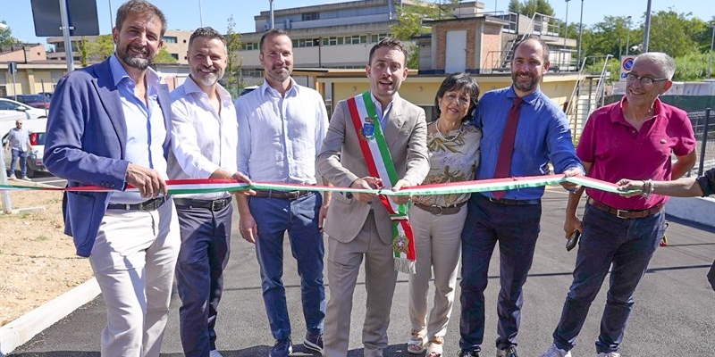 Una foto del taglio del nastro