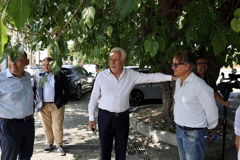 La cerimonia della posa della pietra del secondo lotto