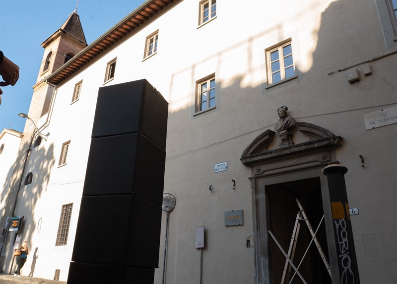 il cubo nero davanti al convitto La Calza