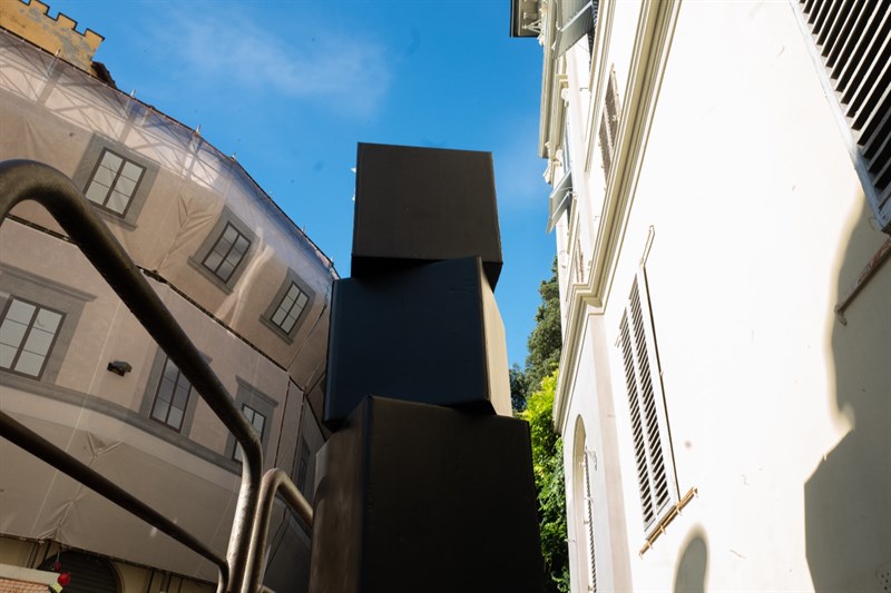 il cubo nero davanti al convitto La Calza