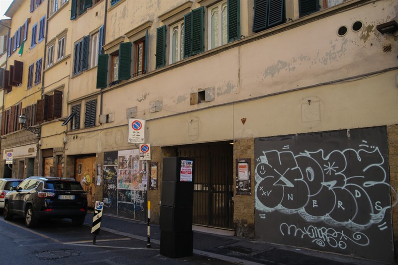 il cubo nero davanti all'ex cinema Eolo