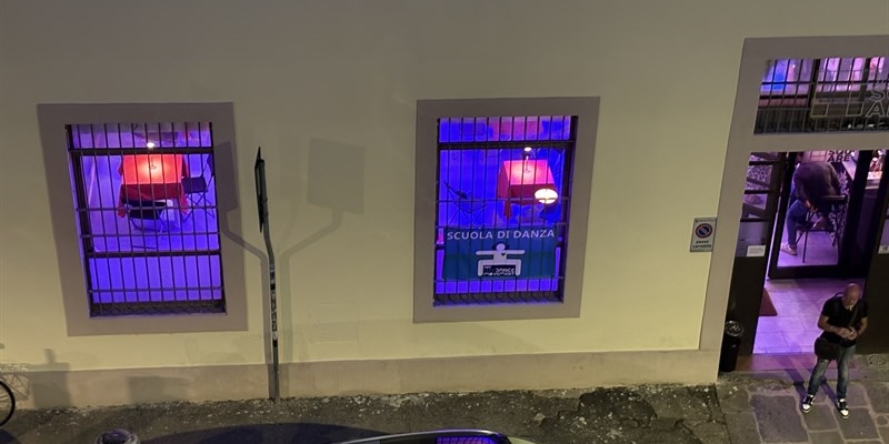 Il locale in piena notte....