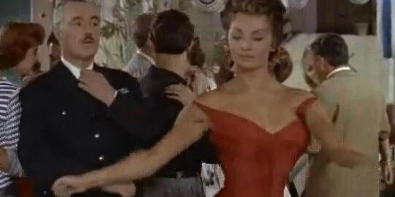 1934 - Sophia Loren compie 90 anni. Nella foto Sophia con Vittorio De Sica nella celebre scena del Mambo in Pane, amore e... (1955)