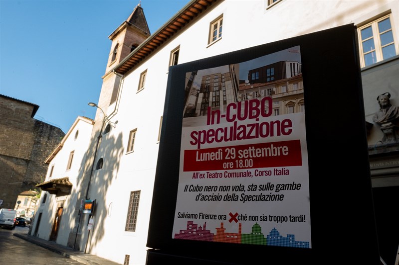 il cubo nero davanti al convitto La Calza