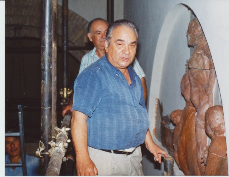 Luglio 2000 - Lo scultore Salvatore Cipolla al lavoro sulla lunetta nella controfacciata della Pieve di San Lorenzo (Foto A. Giovannini)