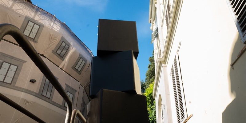 il cubo nero davanti al convitto La Calza