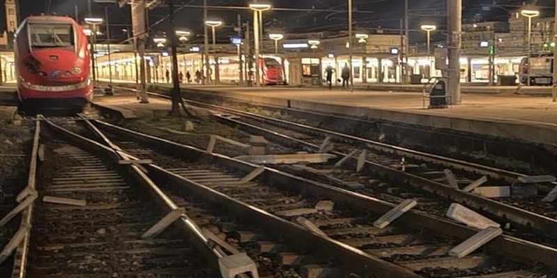 La stazione dopo la devastazione