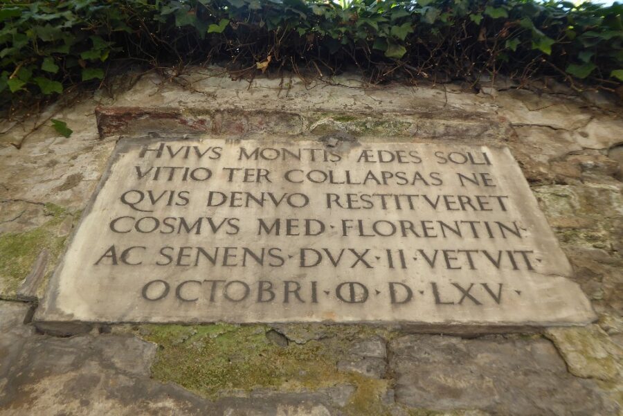 'Dopo tre crolli, vietato ricostruire', la targa dell’editto di Cosimo I del 1565 tuttora presente in via de’ Bardi, particolare