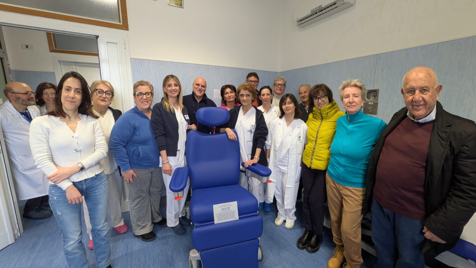 Chellini con personale D.H Oncoematologico e i donatori della poltrona infusionale