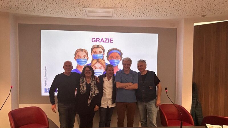 Foto di gruppo con parte dei medici e infermieri dell'iniziativa HM